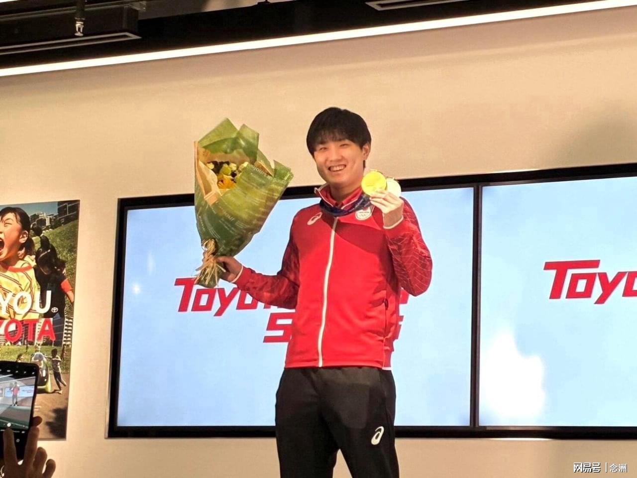 张本智和抵达北京参赛！有说有笑不受私生活争议影响 要在中国夺冠